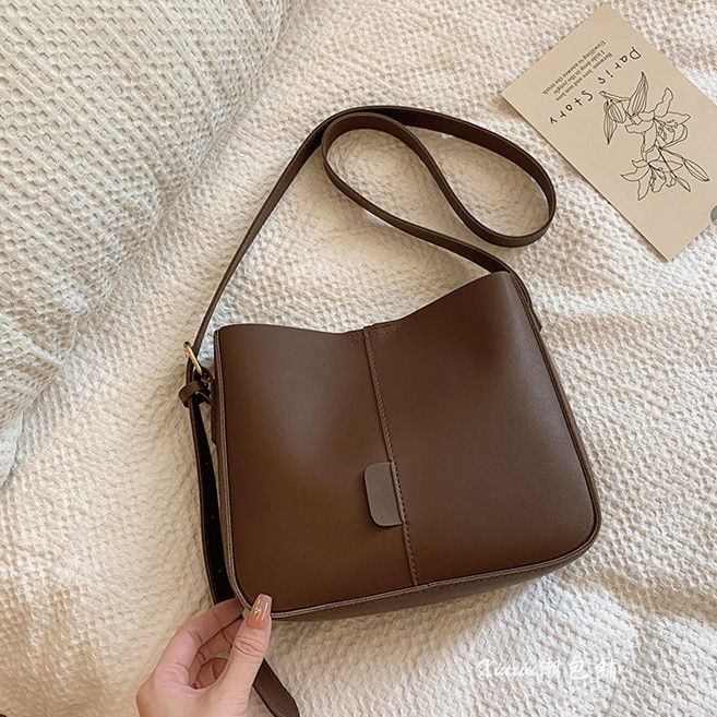 大容量包包女 新款潮春季複古水桶包學生上課斜挎包託特包 通勤上班包, 咖色[升級款可調節肩帶]☆,包包+肩帶☆