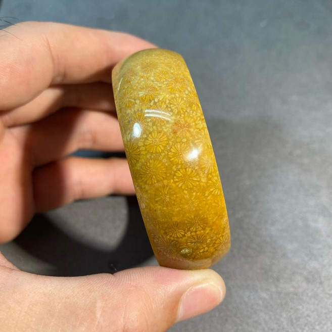 千客萬來 珊瑚玉手鐲, 1個