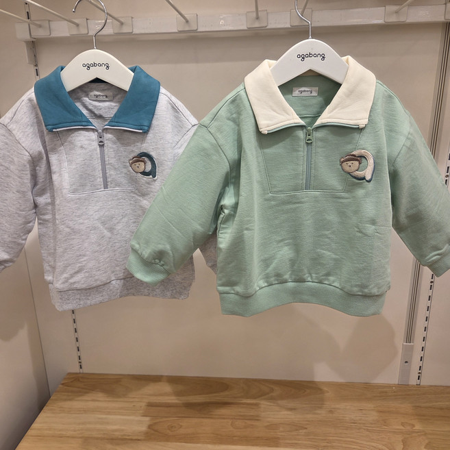 아가방 초특가세일~~ 겨울 봄 모두 입기 좋은~ 편안하지만 멋드러진 맨투맨~~ 입고벗기 편리한 반집업스타일~ 어린이집 유치원 활동복 강력추천~~