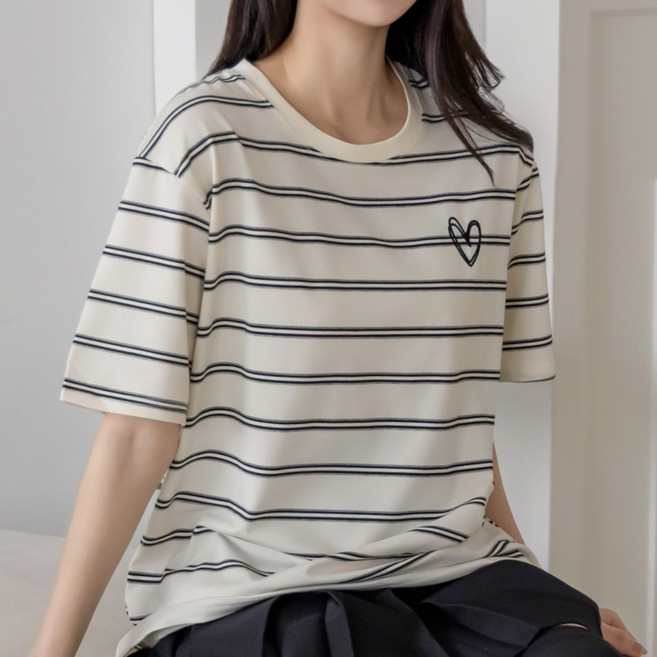 잠끌 스트라이프 하트자수 반팔 티셔츠