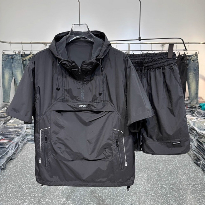 남성 오버핏 반팔 아노락 세트 가벼운 바람막이 후드 상하의 여름용 캐주얼 스포츠웨어 스트릿 패션 활동성 좋은 트레이닝복