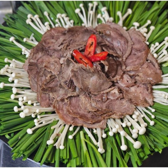 간편하게 데워먹는 육질이 살아있는 아롱사태 수육 300g 소스 육수2팩 증정, 1개