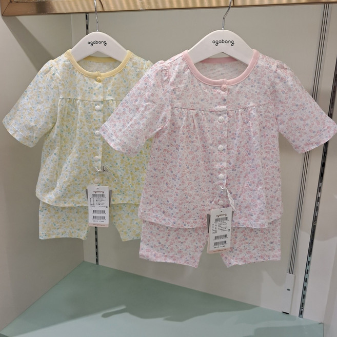 아가방 여름초특가세일 ~ 땀많은 우리아기에게~작은 골사이로 시원한 바람이 솔솔솔 ~ ~작은 꽃무늬 디자인의 여성스러운 7부내의~