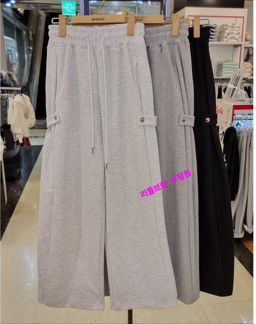 리틀브렌 부평점 '25 봄 NEW 멋스럽고 독특한 비조 스냅 디테일로 편안하고 트렌디한 와이드핏 트레이닝 팬츠&*