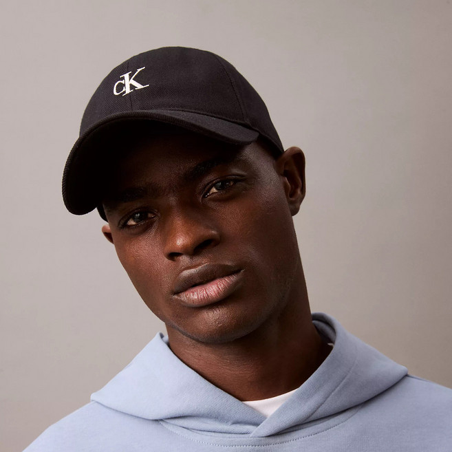 캘빈클라인 모자 남여공용 스몰 모노그램 자수로고 블랙
