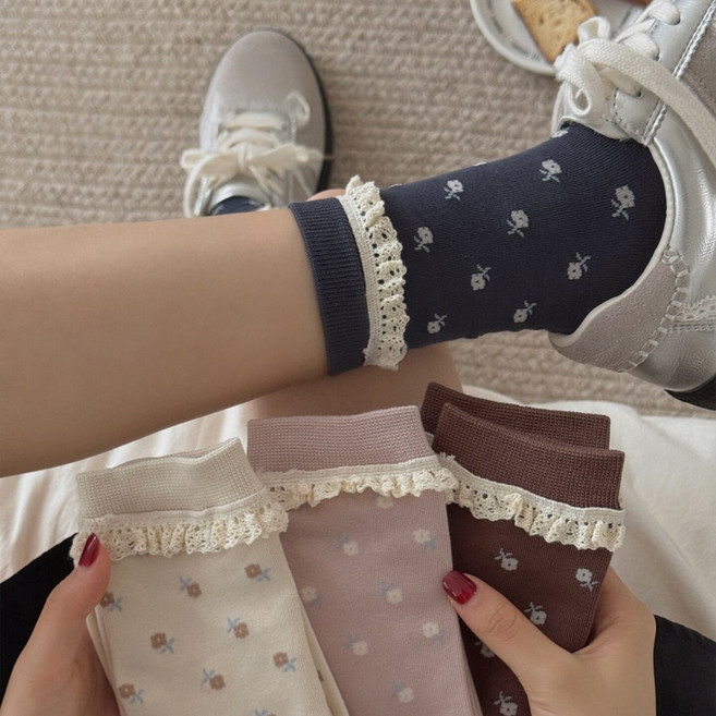Banjiwu 여성용 68% 면 니삭스 레트로 잔꽃 패턴의 프레피 감성에 레이스 프릴 디테일과 무봉제 설계로 깔끔한 데일리 양말 4족 세트