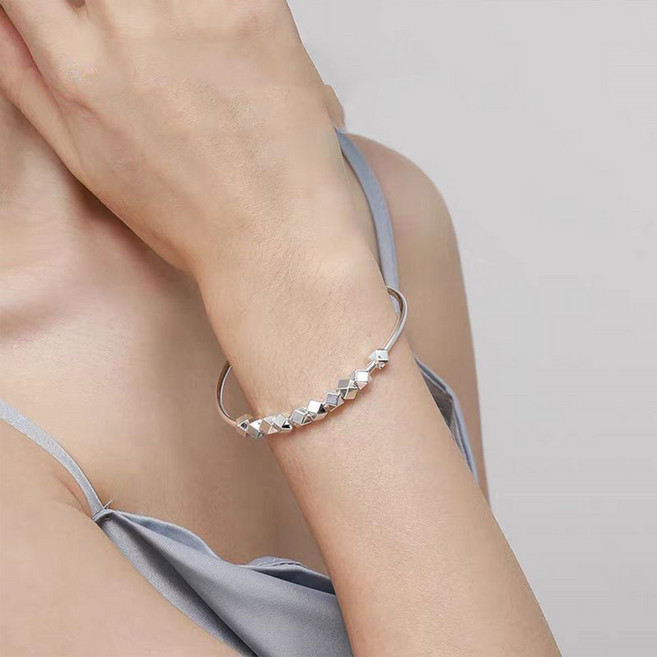 besteffie 여성 실버 뱅글팔찌 소박한 디자인 미니멀 모던한 손목 장식 조절 가능 여자 패션 K57