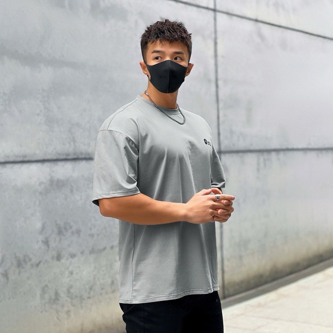 LIVE FIT. 美式圓領寬鬆T恤 短袖男士上衣 健身運動跑步休閒適用