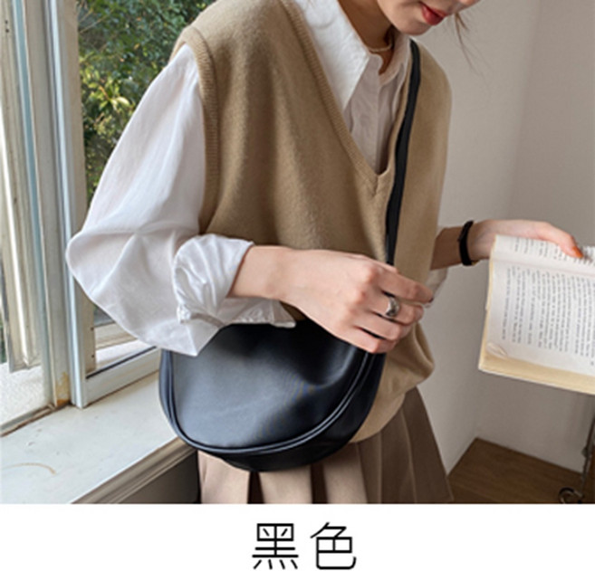 OT SHOP包款 側肩背 斜肩背 胸包 月亮包 純色質感軟綿皮革, 黑色