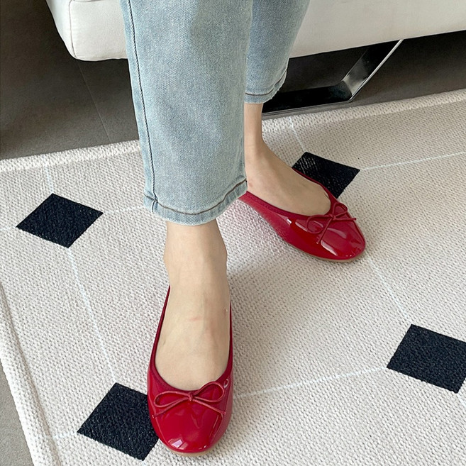 플라틴베이지 여성 에나멜 플랫슈즈 유광 리본 구두 (빨간구두/봄신상/데이트룩/라운드/발편한)