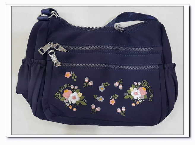 9505-1# 厚版尼龍斜背包 繡花造型 多拉鍊設計, 藍