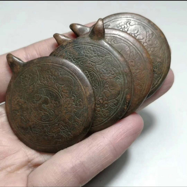 老紅銅背刻花蓮師九宮牌掛件吊墜，紫銅九宮八卦牌，老銅器古董收藏品，高46mm寬38.8mm厚2.5mm, 如圖所示, 1個