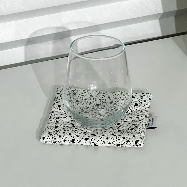 샤이닝그라운드 패브릭 티코스터 1P 컵받침 누빔 하트, 1개, 쿠앤크