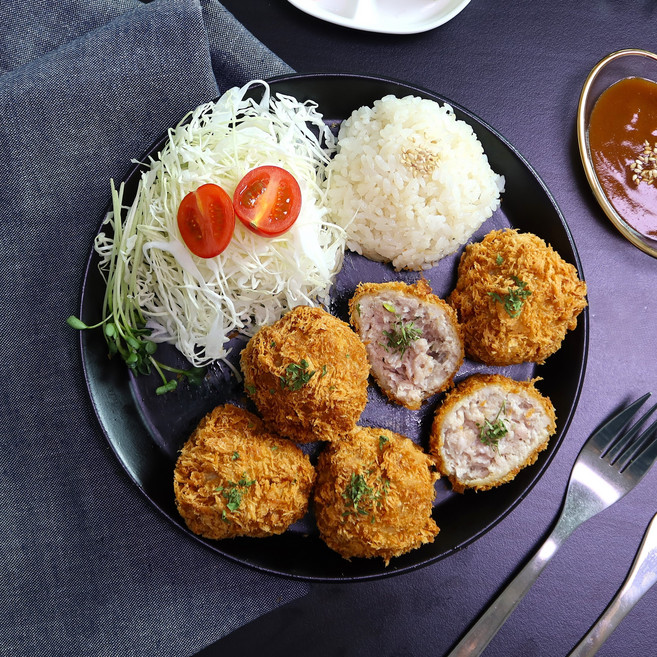 수제 바삭한 한입 볼카츠 국내산 냉장 육즙 다짐육 소스포함, 10개, 50g