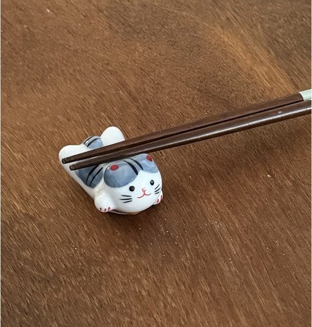 마니또선물 주방소품 도자기 젓가락받침대 누워있는 고양이 소품, 1개, 그레이 태비