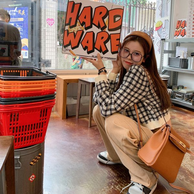 가디건 여성 니트 롱 트위드 숏 크롭 숄 앙고라 오버핏 루즈핏 부클 울 꽈배기 체크 커플 바둑판 격자 무늬 분위기 여친 남친 데일리 코디 의상 의류 보라 브라운 청바지 체커 체크