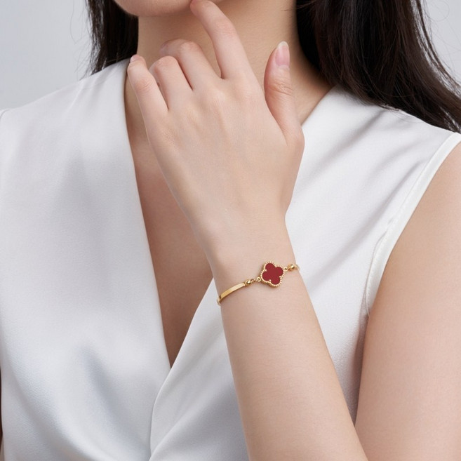 Seolvia 18K 도금 레드 플라워 포인트 뱅글 팔찌 ZA-SA05