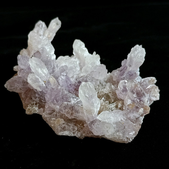 念念不忘 NIAN NIAN BU WANG 巴西紫水晶簇共生礦 消磁淨化風水擺件 尺寸約長12高5公分 重量321克, X43長12高5公分重量:321克