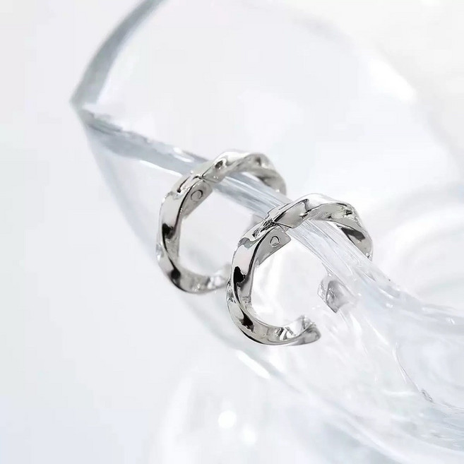 莫比烏斯立體扭轉耳環 中性簡約極光感 不退色 不生鏽 可久戴 男女皆可