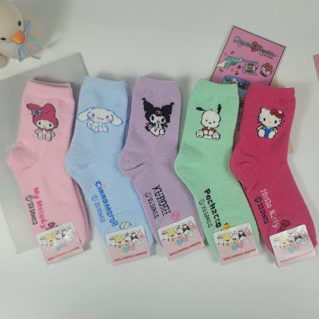 [첫눈에반하다] 정품 산리오 수면양말 캐릭터 따뜻한 겨울 양말 키티 마이멜로디 쿠로미 포차코 폼폼푸린 시나모롤 트윈스타