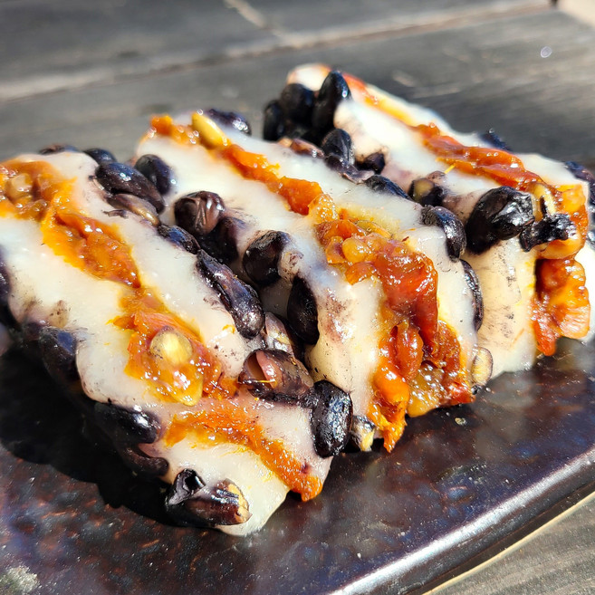 [흥부곳간] 100% 국내산 찹쌀 서리태 콩찰떡 맛있는 영양떡 찰떡 콩찰떡 콩떡 건강간식 꿀떡 검은콩 개별포장 아침식사대용 천안떡나라, 100g, 1개