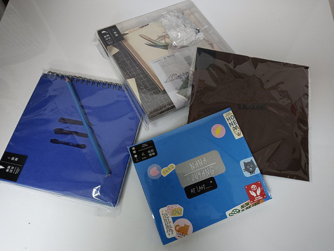 歐陽娜娜 NANA 專輯 4CD 寫真歌詞本 星外星唱片 全新未拆封, 如圖所示