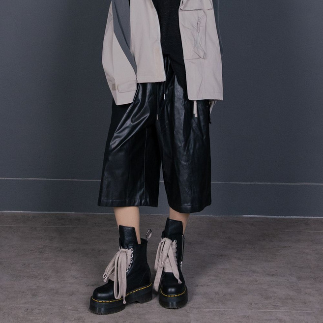 [럭셔리/포인트룩] 라인 레더 하프 버뮤다 팬츠