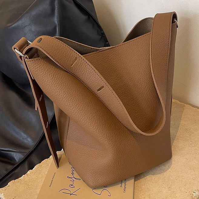 휘잇 길이조절 데일리 여성 버킷백 PU가죽 대용량 토트백