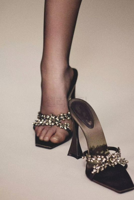 스퀘어 큐빅 스틸레토 슬리퍼힐