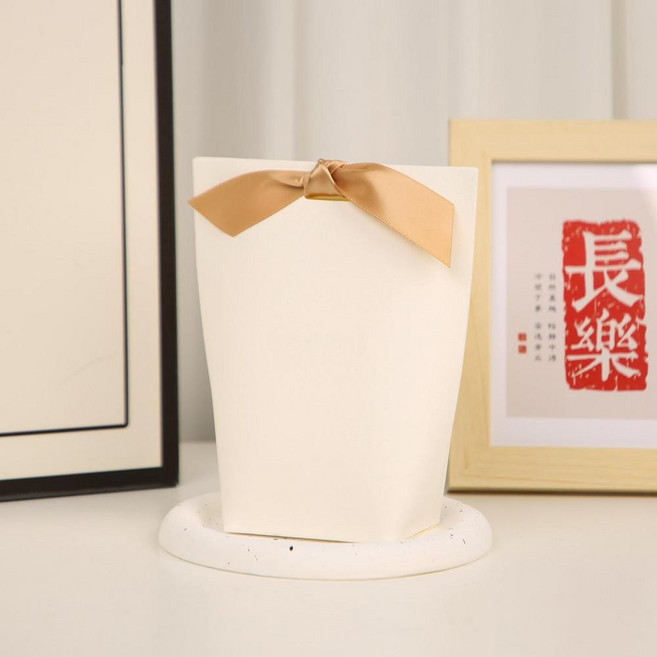 韓式喜糖盒 可愛包裝, 大號白色表面有紋理 8x55x165cm 含21cm長光面香檳色絲帶, 1個