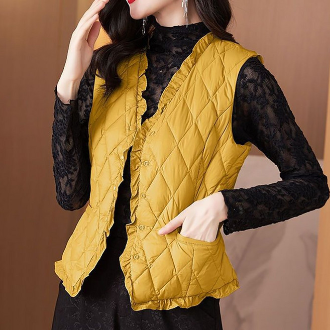 ROYALBELLE 여성 고급 브이넥 숏기장 패딩 베스트 경량 보온 외출용 슬림핏 베스트 F00111614