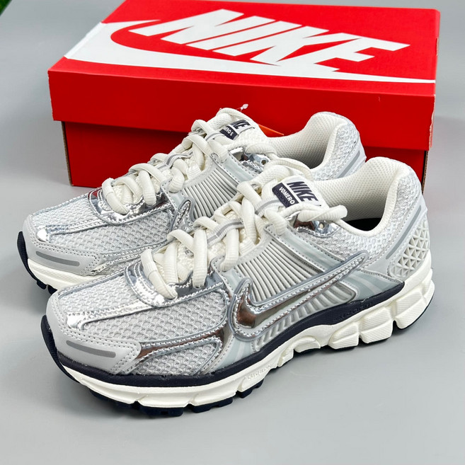 나이키 줌 보메로 5 메탈릭실버 포톤더스트