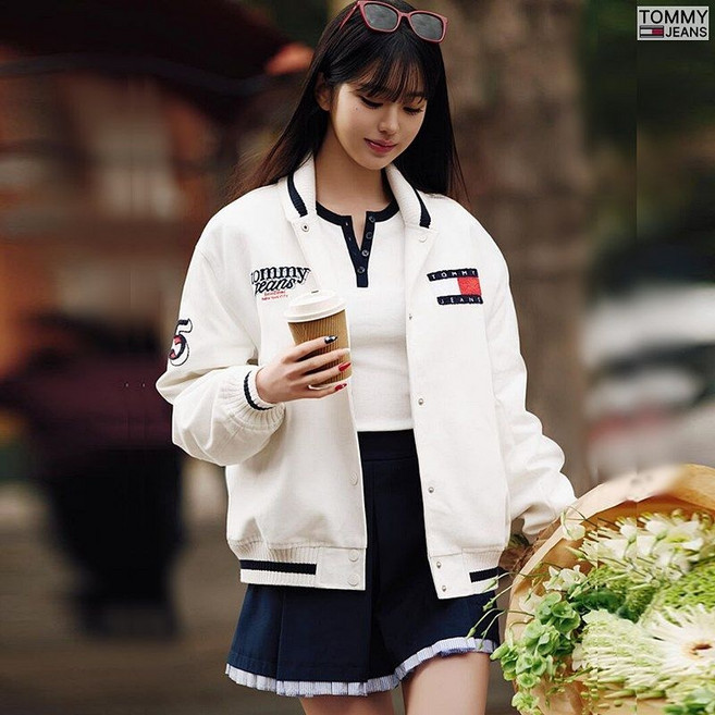 매장정품 TOMMY JEANS 타미진스 여성 슬림핏 뱃지로고 핸리넥 티셔츠 T32G1TTO50TWT1 1711710