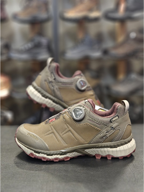 트렉스타 동아쇼핑 코브라 서라운드 프라임 (브라운) 통가죽 사용으로 발볼 넓고 발목을 잡아주며 비 걱정없는 완전방수 땀배출 되는 트레킹겸 경등산화