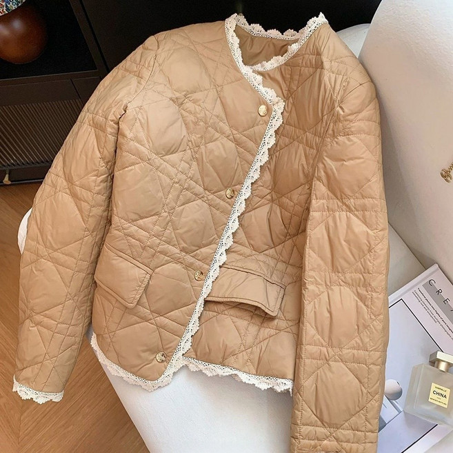 ROYALBELLE 여성 레이스 배색 라운드넥 자켓 퀼팅 버튼 포켓 패딩 데일리 자켓 E0091210