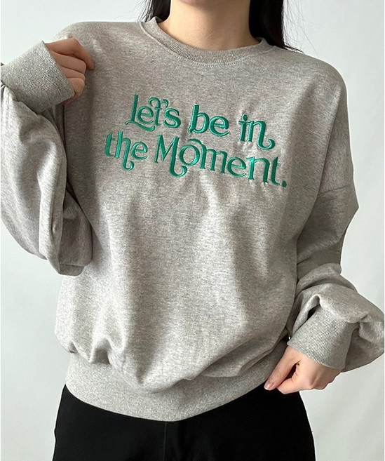 여성 봄 가을 간절기 렛츠 모먼트 레터링 자수 라운드 맨투맨