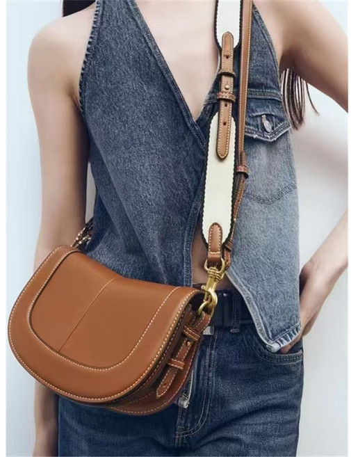 ZARA 자라 마그네틱 플랩 스티치 장식 모던 크로스 여자 가방