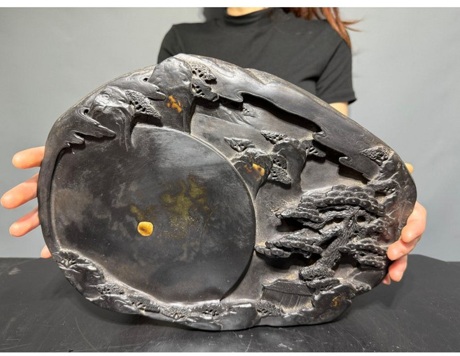 浮雕山水圖案硯台, 黑