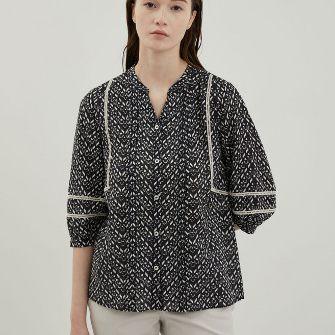 올리비아로렌 핀턱 프린트 블라우스 VVCNL4M4151