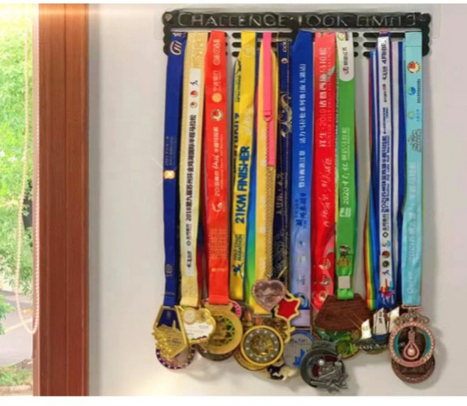 마라톤 메달 진열대 스포츠 기념 메달보관 벽부착걸이 나무걸이 후크걸이 정리대 디스플레이, 1개, UNSTOPPABLE