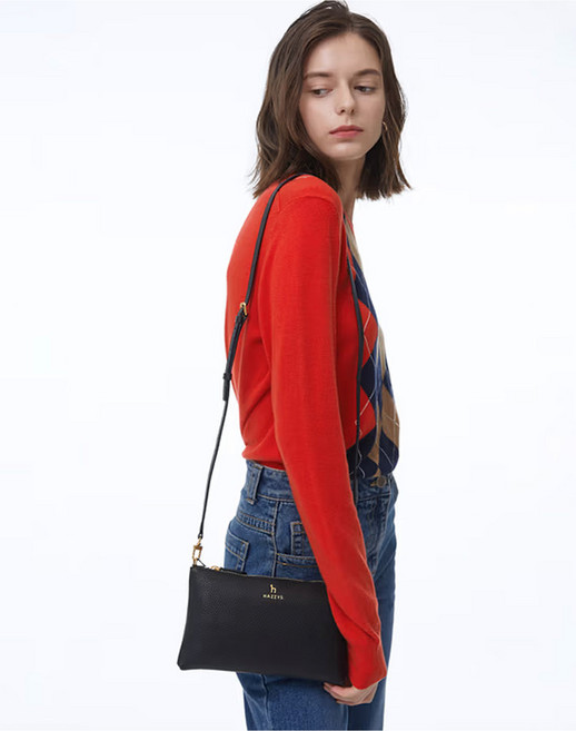 [국내매장정품]헤지스 액세서리 여성 블랙 로고장식 소가죽 미니크로스백