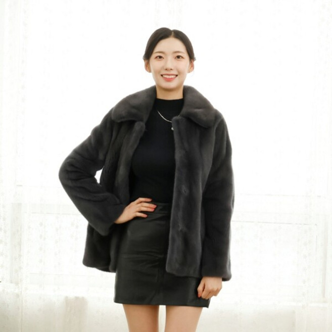 [우진모피] (WJ) 코펜하겐퍼 휘메일풀스킨 둥근카라 밍크코트 국내생산 본사직영(WJF63GR90)