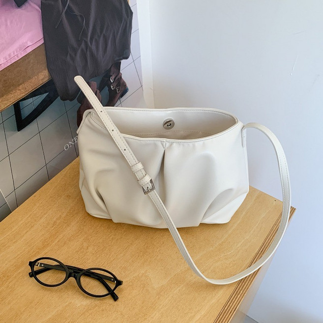簡約大容量褶皺雲朵包 軟PU純色時尚單肩女包, 白色