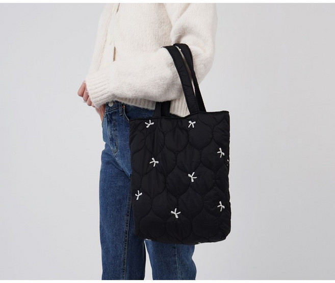 채우다상점 리본 포인트 블랙 누빔 구름 패딩 퀼팅 에코 자수 보조 가방 데일리 토트 여성
