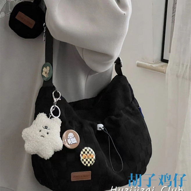 燈芯絨單肩包 斜背包 大容量 少女學生上課斜挎包 ins風雲朵包, 黑色【加厚加固耐磨】正品（保固3年）,裸包+隨機三枚勳章+長腿兔子