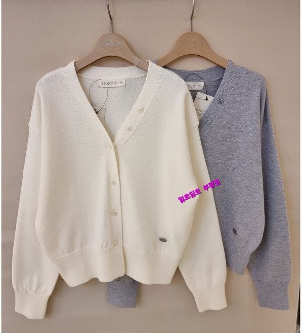 일로딜로 부평점 '26NEW 블라우스와 코디하기 좋고 활용도 높은 깔끔한 베이직 브이넥 디테일의 여아 니트 가디건