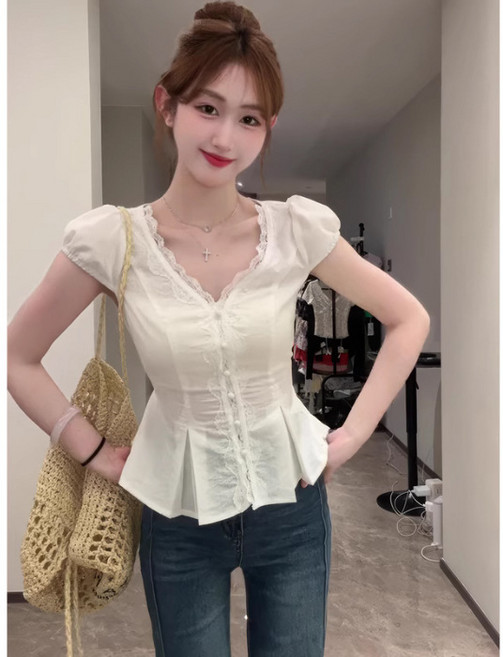 法式蕾絲花邊短袖襯衫 女裝上衣 V領設計 白色 修身剪裁 夏季透氣 優雅風格 韓系穿搭