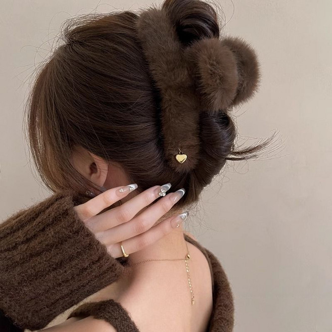 모스리나 클래시 하트 펜던트 밍크 퍼 집게핀