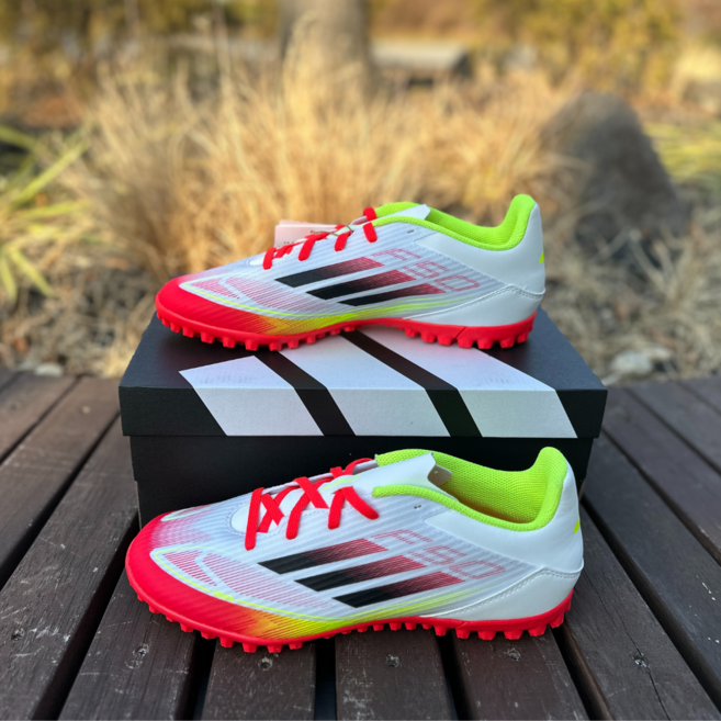 아디다스 F50 클럽 TF 성인 남성용 축구화 착화감좋은 인조잔디 맨땅용 가성비 경량 풋살화 국내매장판