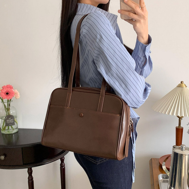 비마이뮤즈 [탄탄] 모르비 레더 스퀘어 버튼 지퍼 숄더백 대학생 오피스 하객룩 아이패드 수납 봄 데일리 베이직 가방